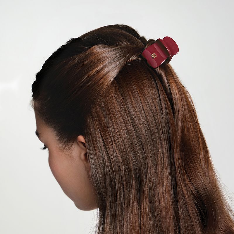 balmainhair_accessories_limitededition_pinceacheveux_xs_velvetburgundy_le_hj_ca_75fd Balmain Hair Pince à Cheveux Velvet Burgundy XS - plaukų segtukas - Image 4